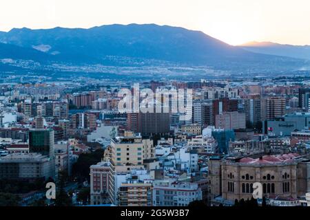 Luftaufnahme eines Hafens in Malaga bei Sonnenuntergang, Spanien Stockfoto