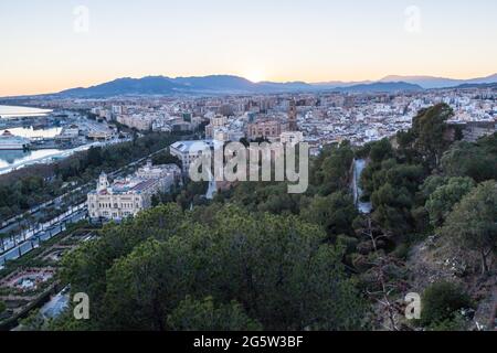 Luftaufnahme eines Hafens in Malaga bei Sonnenuntergang, Spanien Stockfoto