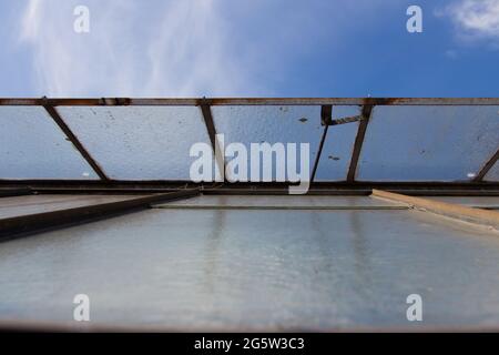 Offenes Glas-Oberlicht auf dem Dach eines verlassenen Gewächshauses Stockfoto