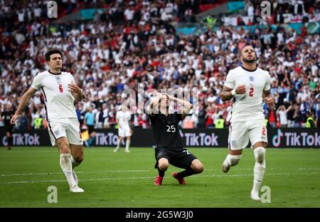 London, Großbritannien. Juni 2021. Fußball: Europameisterschaft, England - Deutschland, Finalrunde, Runde 16 im Wembley-Stadion. Der deutsche Thomas Müller reagiert nach einer verpassten Chance zwischen dem englischen Harry Maguire (l) und Kyle Walker. Kredit: Christian Charisius/dpa - WICHTIGER HINWEIS: Gemäß den Bestimmungen der DFL Deutsche Fußball Liga und/oder des DFB Deutscher Fußball-Bund ist es untersagt, im Stadion und/oder vom Spiel aufgenommene Fotos in Form von Sequenzbildern und/oder videoähnlichen Fotoserien zu verwenden oder zu verwenden./dpa/Alamy Live News Stockfoto