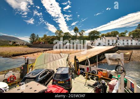 CORRAN FÄHRE LOCH LINNHE FORT WILLIAM SCHOTTLAND FÄHRE UND AUTOS NÄHERN SICH ARDGOUR TERMINAL UND DAS INN HOTEL Stockfoto