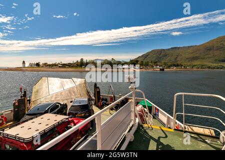 CORRAN FÄHRE LOCH LINNHE FORT WILLIAM SCOTLAND AN BORD UND IN RICHTUNG ARDGOUR TERMINAL Stockfoto