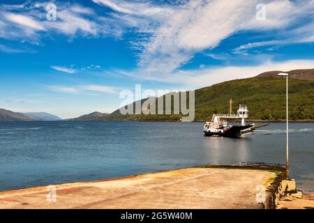 CORRAN FERRY LOCH LINNHE FORT WILLIAM SCOTLAND DIE FÄHRE NÄHERT SICH DEM ARDGOUR TERMINAL UND DER SLIPWAY Stockfoto