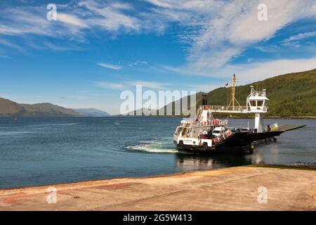 CORRAN FERRY LOCH LINNHE FORT WILLIAM SCOTLAND DIE FÄHRE NÄHERT SICH DEM ARDGOUR TERMINAL SLIPWAY Stockfoto