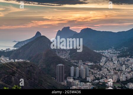 Sonnenuntergang über Rio de Janeiro, Brasilien. Vom Zuckerhut genommen. Stockfoto