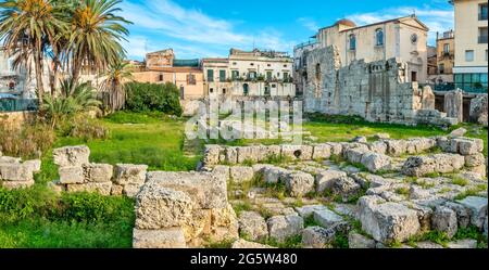 Panoramablick auf den antiken dorischen Tempel des Apollo auf der Insel Ortigia. Syrakus, Sizilien, Italien Stockfoto