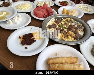 Viele Teller mit Essen auf einem Tisch Stockfoto