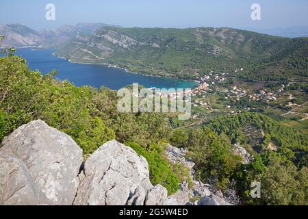 Kroatien - Die panoramatische Landschaft und die Küste der Halbinsel Peliesac bei Zuliana von der Spitze Sveti Ivan bei Sonnenaufgang Stockfoto