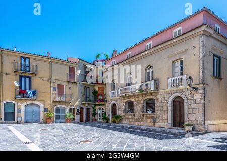 Charakteristischer Platz im historischen Zentrum von Isernia. Isernia, Molise, Italien, Europa Stockfoto