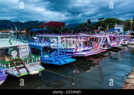 PARATY, BRASILIEN - 30. JANUAR 2015: Holzboote in einem Hafen des Dorfes Paraty, Brasilien Stockfoto