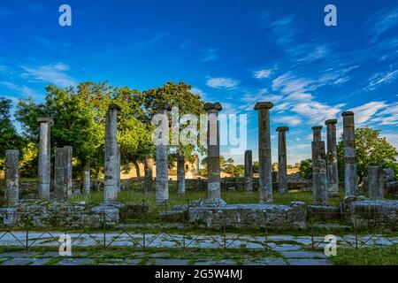 Die Überreste der Basilika in der antiken Stadt Altilia, heute Sepino in Molise, bei Sonnenuntergang im Archäologischen Park von Sepino. Sepino, Molise Stockfoto