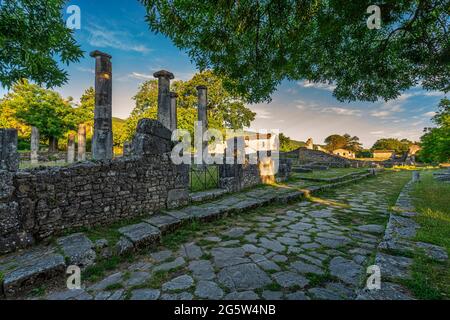 Ruinen der Basilika und die asphaltierte Straße in der antiken Stadt Altilia, heute Sepino. Archäologischer Park Sepino. Provinz Isernia, Molise Stockfoto