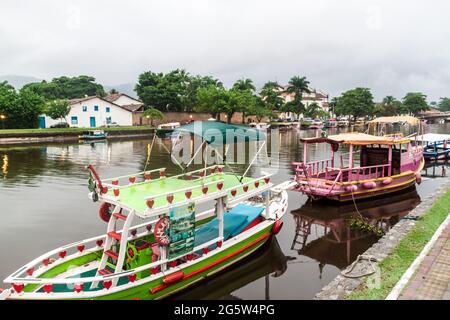 PARATY, BRASILIEN - 1. FEB 2015: Holzboote in einem Hafen des Dorfes Paraty, Brasilien Stockfoto