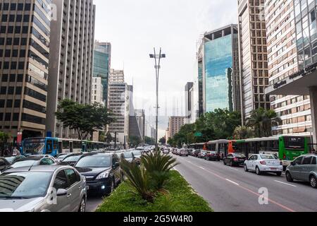 SAO PAULO, BRASILIEN - 2. FEBRUAR 2015: Blick auf Wolkenkratzer entlang der Avenida Paulista in Sao Paulo, Brasilien Stockfoto