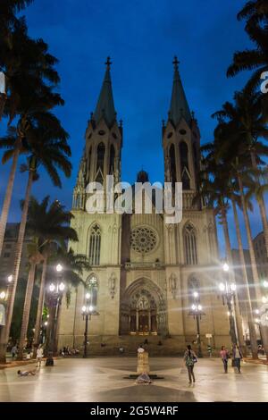 SAO PAULO, BRASILIEN - 2. FEBRUAR 2015: Abendansicht der Kathedrale Catedral da SE in Sao Paulo, Brasilien Stockfoto