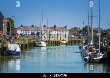 River Rother in Rye mit Segelbooten und Menschen genießen einen sonnigen Tag. Stockfoto