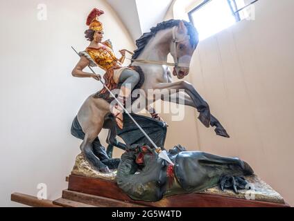 Prozessionsstatue des heiligen Georg auf dem Pferderücken, der den Drachen erschluß. Kirche San Giorgio in Campobasso. Molise, Italien, Europa Stockfoto