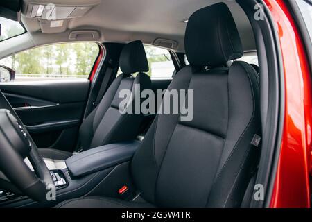 zurück aus schwarzem Ledersitz des Autos isoliert Stockfoto