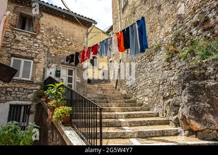 In den Gassen des historischen Zentrums von Campobasso wurden Kleider zum Trocknen in der Sonne aufgehängt. Campobasso, Molise, Italien, Europa Stockfoto