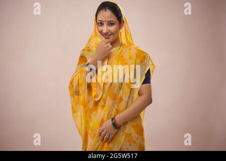 Porträt einer ländlichen Frau im Stehen. Stockfoto