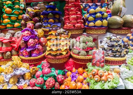 Obst gestapelt an einem Stand im Mercado Municipal Market in Sao Paulo, Brasilien Stockfoto