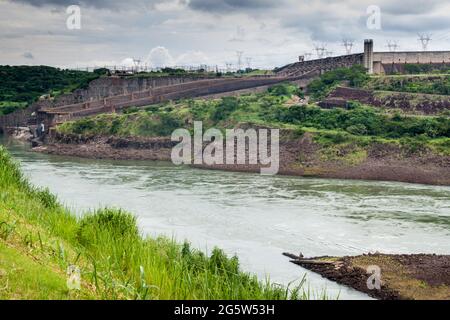 Itaipu-Staudamm am Fluss Parana an der Grenze zwischen Brasilien und Paraguay Stockfoto