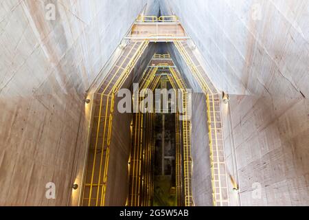 Innenansicht einer Struktur des Itaipu-Staudamms am Fluss Parana an der Grenze zu Brasilien und Paraguay Stockfoto