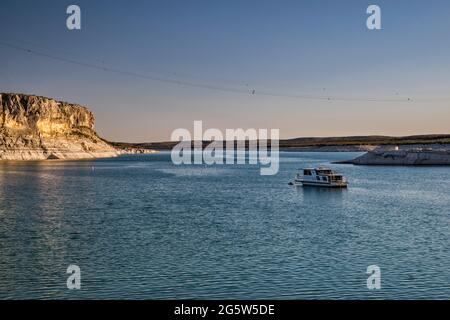 Boot vor Anker in der Nähe von Rough Canyon Cliffs, Amistad Reservoir, Sonnenuntergang, in der Nähe von Del Rio, Texas, USA Stockfoto