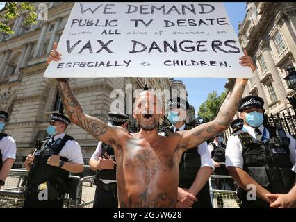 London, Großbritannien. Juni 2021. Ein Protestler hält während des Protestes ein Plakat hoch und ruft Slogans aus.Demonstranten versammeln sich vor der Downing Street, um gegen Boris Johnsons Ankündigung einer Verlängerung der Sperrbestimmungen in Großbritannien zu protestieren, die ihrer Meinung nach ihre Menschenrechte verletzen.Sie protestieren auch gegen das fortgesetzte Tragen von Masken und die Unterworfene Zum Impfprogramm. Quelle: Martin Pope/SOPA Images/ZUMA Wire/Alamy Live News Stockfoto