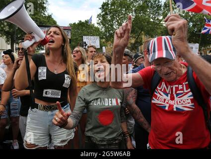 London, Großbritannien. Juni 2021. Demonstranten rufen und singen während des Protestes in Westminster Slogans.Demonstranten versammeln sich vor der Downing Street, um gegen die Ankündigung von Boris Johnson, die Lockdown-Vorschriften in Großbritannien zu verlängern, zu protestieren, die ihrer Meinung nach ihre Menschenrechte verletzen.Sie protestieren auch gegen das fortgesetzte Tragen von Masken und die Unterworfene Impfprogramm. Quelle: Martin Pope/SOPA Images/ZUMA Wire/Alamy Live News