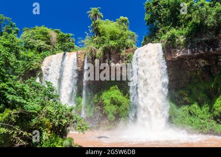 Der Wasserfall Dos Hermanas (zwei Schwestern) bei Iguacu (Iguazu) fällt an einer Grenze zwischen Brasilien und Argentinien Stockfoto