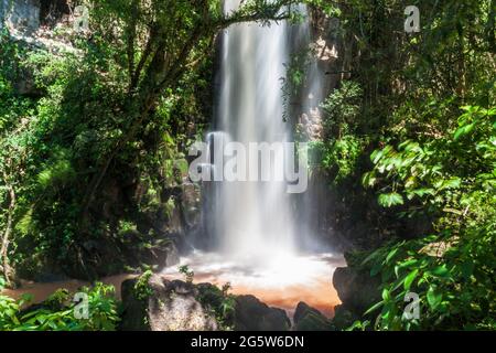 Wasserfall Salto Chico bei Iguacu (Iguazu) fällt an einer Grenze zwischen Brasilien und Argentinien Stockfoto