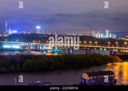 Nischni Nowgorod, Russland - 5. Mai 2021: Nachtansicht der U-Bahn-Brücke über den Fluss Oka Stockfoto