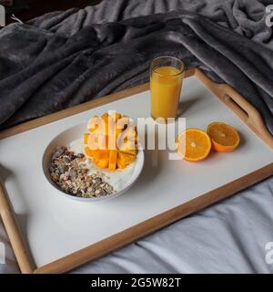Gesundes Orangenfrühstück im Bett Stockfoto