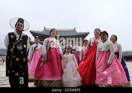 Besucher in traditionellen Kostümen an Gyeongbokgung oder Gyeongbok Palast, das war der königliche Palast der Joseon Dynastie. Im Jahre 1395 in der Stadt Seoul, die Hauptstadt der Republik Korea gebaut Stockfoto