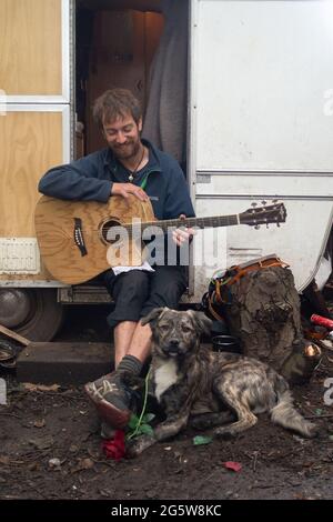 Wendover, Buckinghamshire, Großbritannien. Juni 2021. Ein Protestler und sein Hund. Der Wendover Aktiver Widerstand gegen das W.A.R-Protestlager HS2 im Wald bei Wendover auf der A413, wo Stop HS2-Demonstranten leben. HS2 haben gegenüber dem Lager auf der Road Barn Farm eine riesige Baumfläche gefällt. HS2 wird auf dem Gelände eine Bentonitfabrik errichten und Waldflächen im Gebiet Wendover für die umstrittene Hochgeschwindigkeitsbahn HS2 von London nach Birmingham zerstören. Quelle: Maureen McLean/Alamy Stockfoto