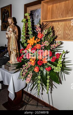 Wunderschöne Blumenarrangements im Herbst in der St. Joseph's Catholic Church in Taylors Falls, MN. Stockfoto
