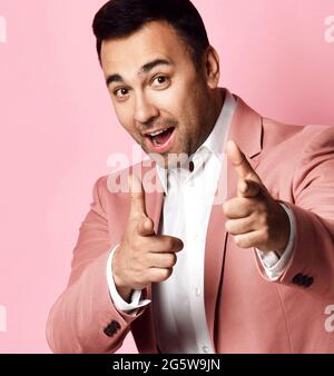 Porträt eines jungen Geschäftsmannes, charismatischer Business-Trainer, der mit beiden Händen die Finger auf die Kamera zeigt Stockfoto