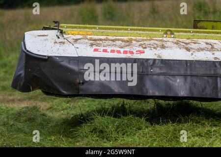 Sommergrasschnitt, Forest of Dean. CLAAS 820 Axion Traktor und Schneider. Stockfoto