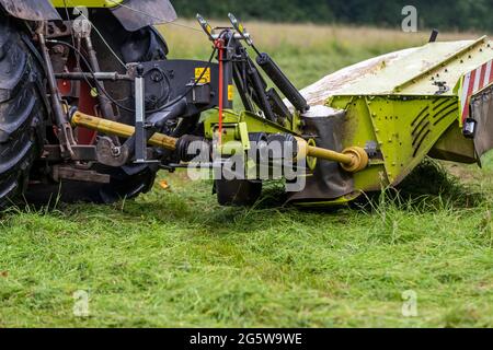 Sommergrasschnitt, Forest of Dean. CLAAS 820 Axion Traktor und Schneider. Stockfoto