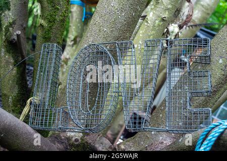 Wendover, Buckinghamshire, Großbritannien. Juni 2021. Ein Liebesschild im Lager. Der Wendover Aktiver Widerstand gegen das W.A.R-Protestlager HS2 im Wald bei Wendover auf der A413, wo Stop HS2-Demonstranten leben. HS2 haben gegenüber dem Lager auf der Road Barn Farm eine riesige Baumfläche gefällt. HS2 wird auf dem Gelände eine Bentonitfabrik errichten und Waldflächen im Gebiet Wendover für die umstrittene Hochgeschwindigkeitsbahn HS2 von London nach Birmingham zerstören. Quelle: Maureen McLean/Alamy Stockfoto