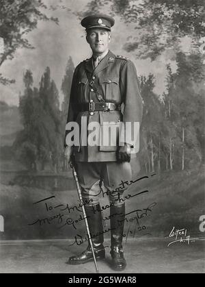 Porträt des anglo-irischen Regisseurs William Desmond Taylor (1872–1922) des amerikanischen Fotografen Albert Witzel (1879–1929); signiert mit der amerikanischen Filmschauspielerin Mary Miles Minter. Stockfoto