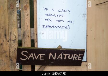 Wendover, Buckinghamshire, Großbritannien. Juni 2021. Ein Zeichen der Natur speichern. Der Wendover Aktiver Widerstand gegen das W.A.R-Protestlager HS2 im Wald bei Wendover auf der A413, wo Stop HS2-Demonstranten leben. HS2 haben gegenüber dem Lager auf der Road Barn Farm eine riesige Baumfläche gefällt. HS2 wird auf dem Gelände eine Bentonitfabrik errichten und Waldflächen im Gebiet Wendover für die umstrittene Hochgeschwindigkeitsbahn HS2 von London nach Birmingham zerstören. Quelle: Maureen McLean/Alamy Stockfoto