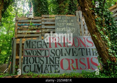 Wendover, Buckinghamshire, Großbritannien. Juni 2021. Eine Botschaft über Mega-Gefängnisse. Der Wendover Aktiver Widerstand gegen das W.A.R-Protestlager HS2 im Wald bei Wendover auf der A413, wo Stop HS2-Demonstranten leben. HS2 haben gegenüber dem Lager auf der Road Barn Farm eine riesige Baumfläche gefällt. HS2 wird auf dem Gelände eine Bentonitfabrik errichten und Waldflächen im Gebiet Wendover für die umstrittene Hochgeschwindigkeitsbahn HS2 von London nach Birmingham zerstören. Quelle: Maureen McLean/Alamy Stockfoto