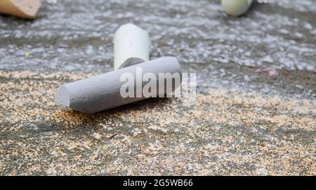 Drei farbige Streifen, Zeichnung mit Kreide auf Asphalt. Selektiver Fokus.Künste Stockfoto