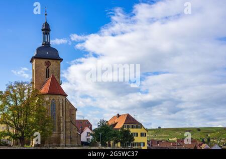 Lauffen am Neckar, Baden-Württemberg, Deutschland: Blick auf die Regiswindiskirche von der Grafenburg, dem heutigen Rathaus. Stockfoto