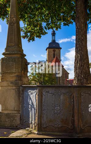 Lauffen am Neckar, Baden-Württemberg, Deutschland: Historischer Brunnen mit Obelisk im Innenhof der mittelalterlichen Grafenburg und des heutigen Rathauses. Stockfoto