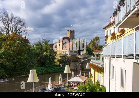 Lauffen am Neckar, Baden-Württemberg, Deutschland: Blick über den Neckar auf die Neckarinsel mit der mittelalterlichen Grafenburg, heute Rathaus. Stockfoto