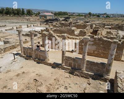 Paphos, Zypern - 15. Mai 2021: Alte Tempelsäulen des archäologischen Parks Kato Paphos in der Stadt Paphos auf Zypern Stockfoto