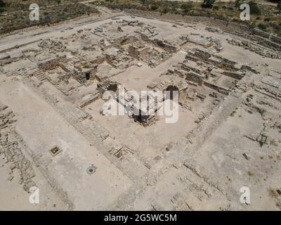 Drohnenansicht auf den Saranda Kolones Ruinen von Pafos auf der Insel Zypern Stockfoto